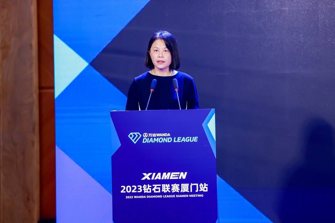 实现了儿时梦想的他情绪激动，甚至流下了热泪。